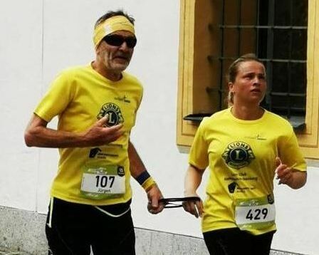 Verena Bentele läuft gemeinsam mit ihrem Kumpel Jürgen beim Halbmarathon in Kempten 2023 - über ein Seil sind sie miteinander verbunden_Copyright Lions Club Kempten-Buchenberg