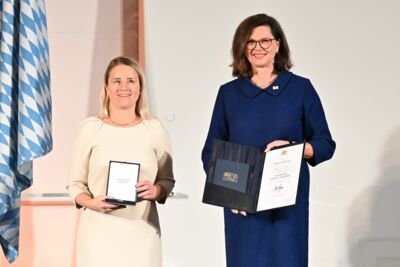 Bayerischer Verfassungsorden 2022 Verena Bentele mit Landtagspräsidentin Ilse Aigner Bildnachweis: Bildarchiv Bayerischer Landtag